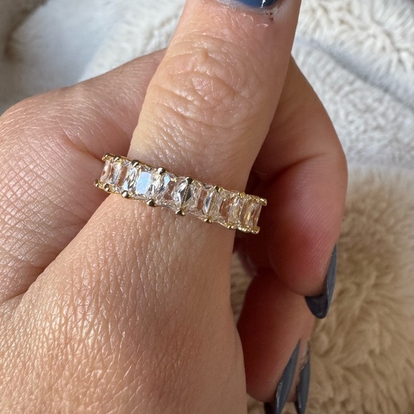 Elegant Gold tone Women's Ring size 7 - Picture 2 of 3